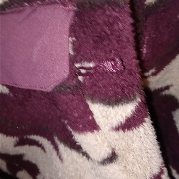 Sherpa hooded Women’s North Face “Campshire Sherpa Fleece Aztec” pullover. - Picture 4 of 8